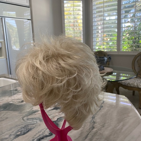 Tony Brattins Inspiration wig in platinum blonde. - Picture 7 of 12